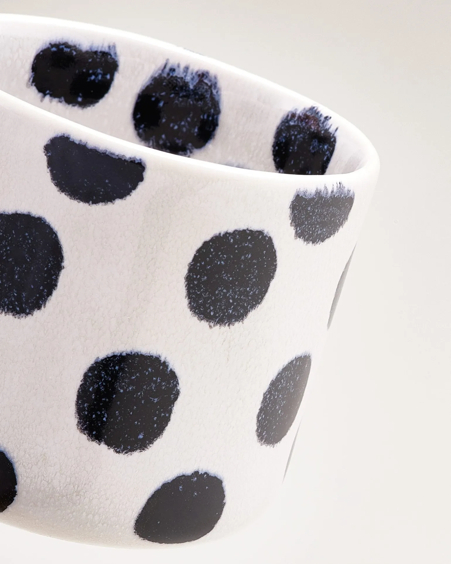 Nódoa Tasse groß gepunktet schwarz
