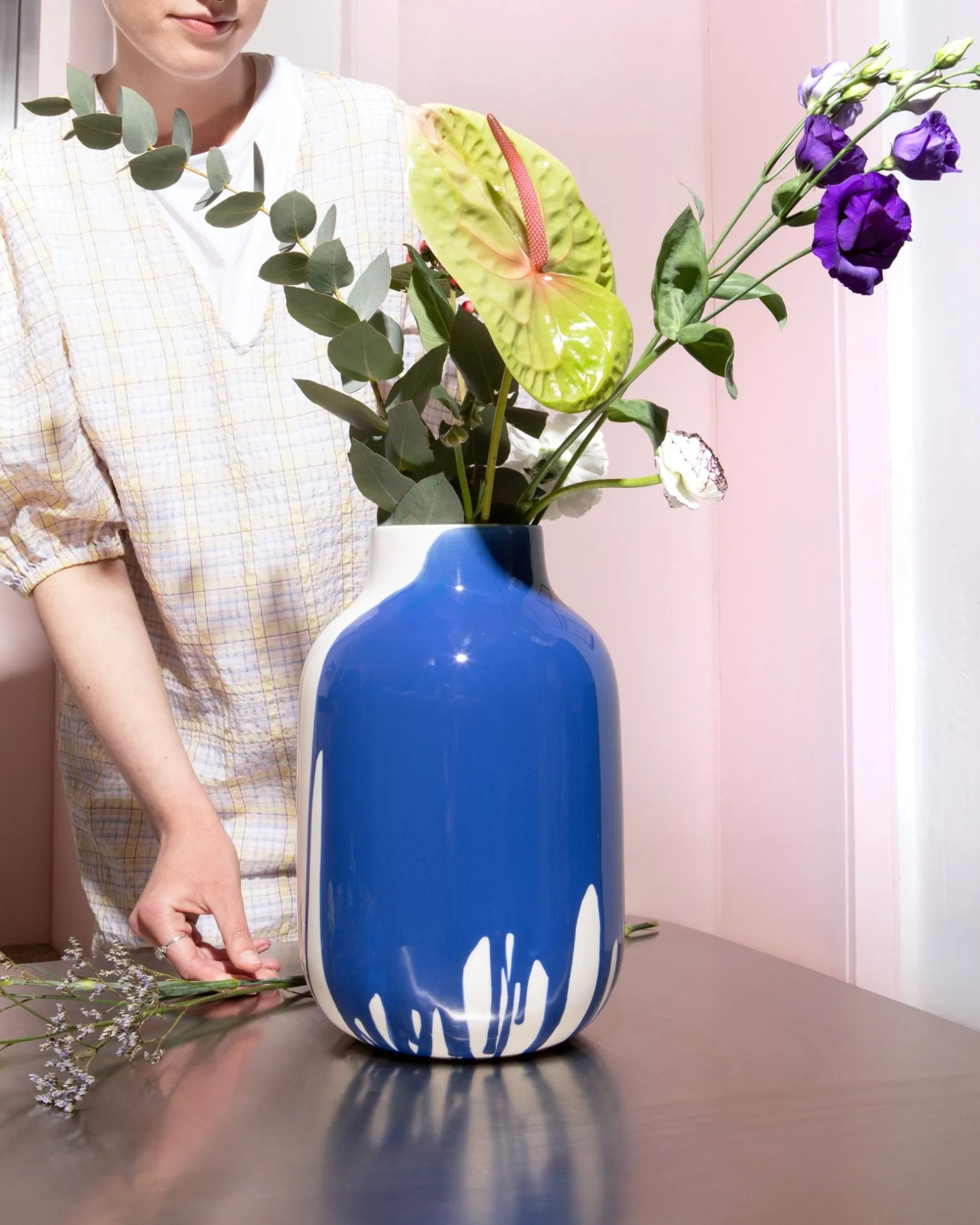 Nuno Vase L drip sand blau